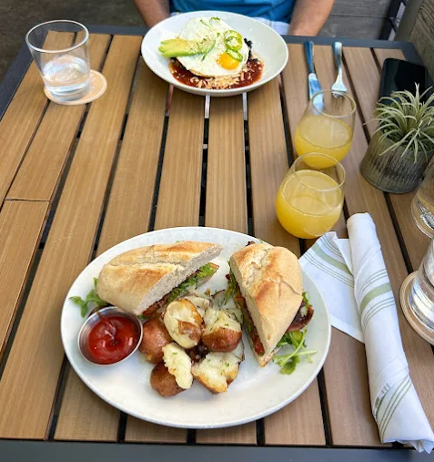 best-food-downtown-austin-texas-caroline-usa