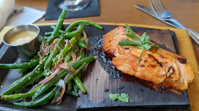 roaring-fork-dog-friendly-restaurant-in-downtown-austin-tx